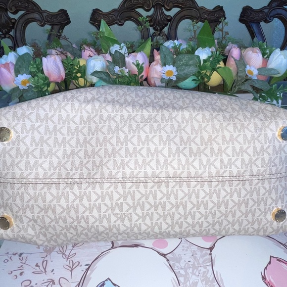 Michael Kors purse - Picture 6 of 7